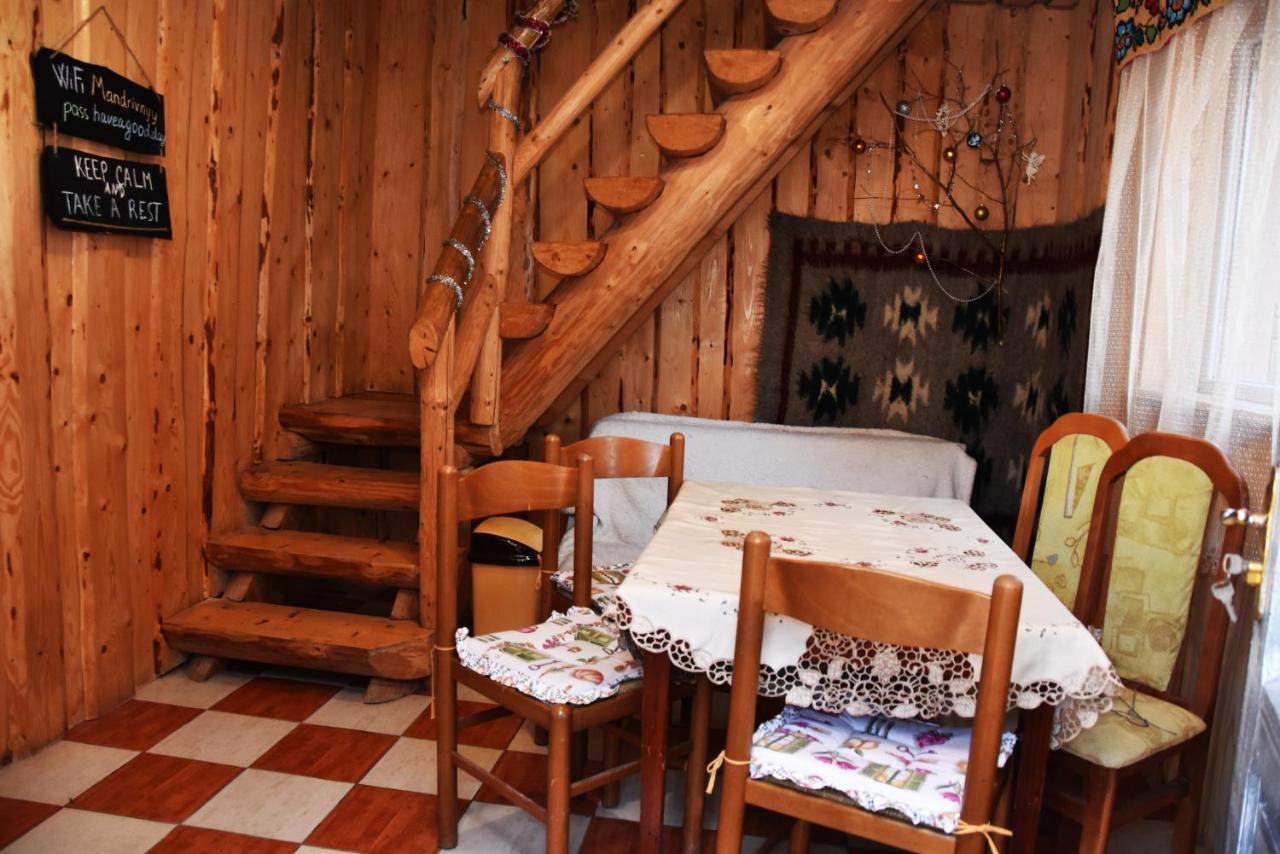 Guest House Mandrivnyi Rooms&Apartments Yasinya Luaran gambar