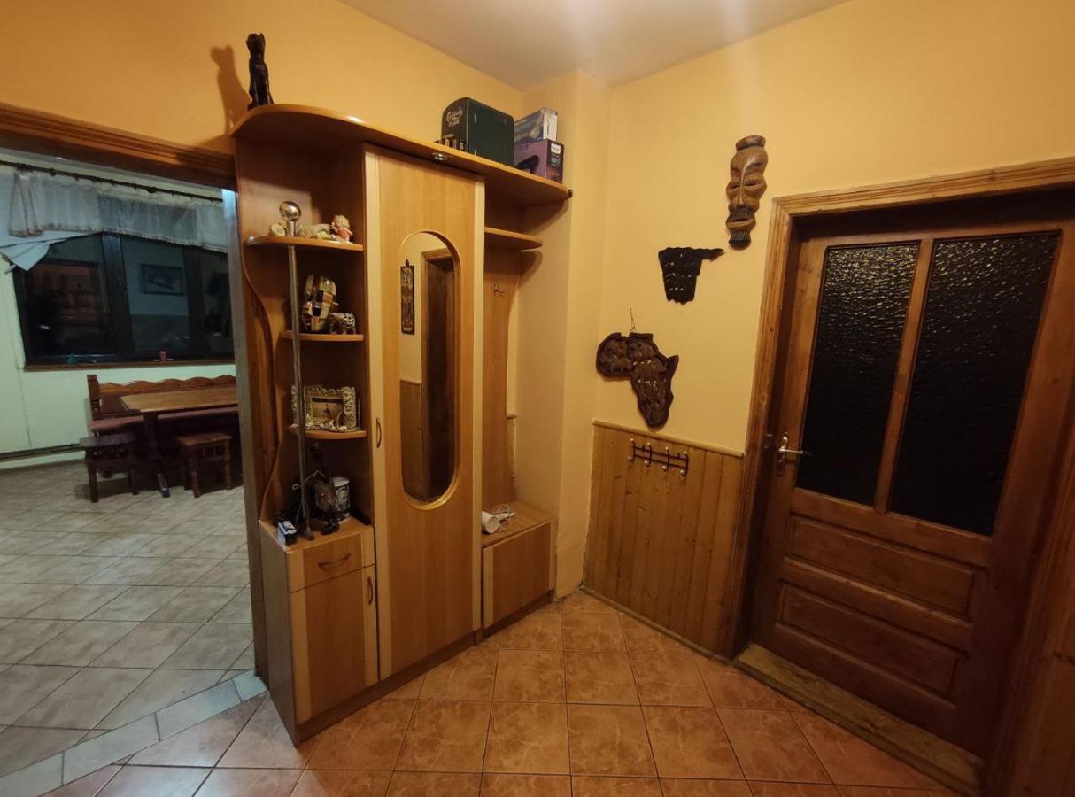 Guest House Mandrivnyi Rooms&Apartments Yasinya Luaran gambar