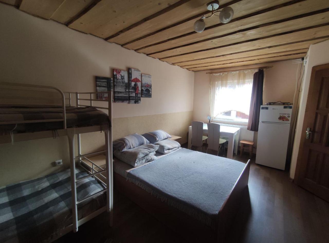Guest House Mandrivnyi Rooms&Apartments Yasinya Luaran gambar