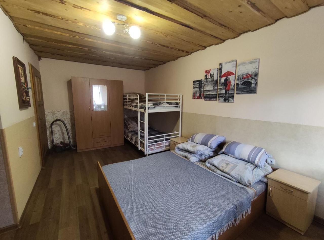 Guest House Mandrivnyi Rooms&Apartments Yasinya Luaran gambar