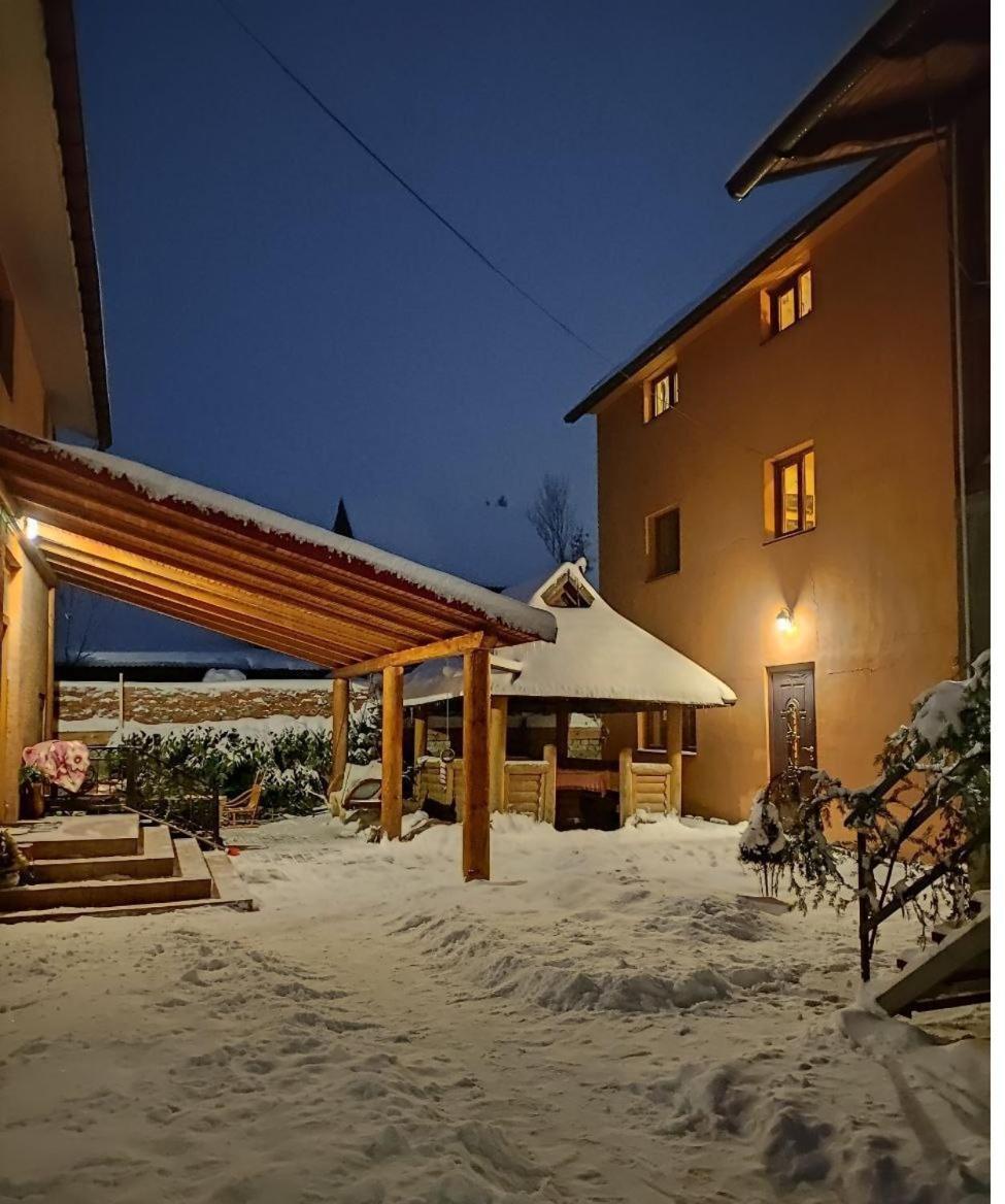 Guest House Mandrivnyi Rooms&Apartments Yasinya Luaran gambar